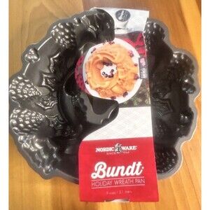 Nordic Ware Holiday Wreath Bundt Pan 9 Cup Capacity Nonstick Heavy Cast Aluminum